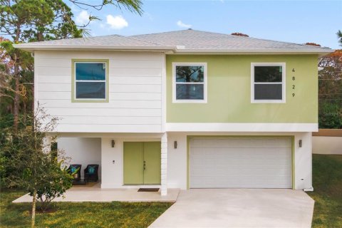 House in New Port Richey, Florida 4 bedrooms, 211.17 sq.m. № 1820667 - photo 1