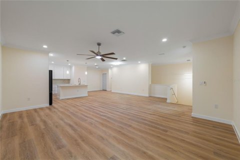 House in New Port Richey, Florida 4 bedrooms, 211.17 sq.m. № 1820667 - photo 6