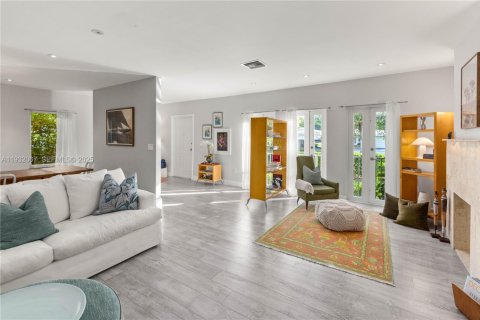 Купить виллу или дом в Корал-Гейблс, Флорида 3 спальни, 229.65м2, № 1990495 - фото 17