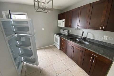 Casa en venta en Tampa, Florida, 2 dormitorios, 62.43 m2 № 1878333 - foto 3