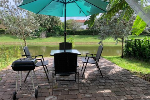 Townhouse in Deerfield Beach, Florida 3 bedrooms, 151.24 sq.m. № 1221690 - photo 1