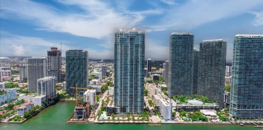 Condominio en Miami, Florida, 3 dormitorios № 1890112