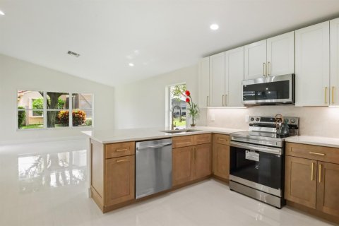 House in Boynton Beach, Florida 3 bedrooms, 227.24 sq.m. № 2275302 - photo 14