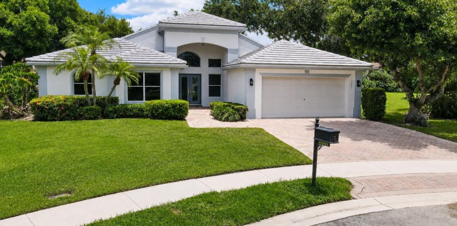 House in Boynton Beach, Florida 3 bedrooms, 227.24 sq.m. № 2275302