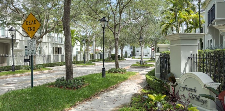 Adosado en Pinecrest, Florida 4 dormitorios, 297.47 m2 № 2034793