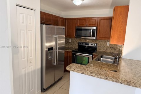 Touwnhouse à louer à Pembroke Pines, Floride: 3 chambres, 129.69 m2 № 2326832 - photo 4
