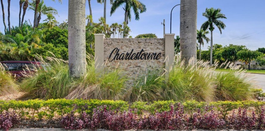 Дом в Майами, Флорида 3 спальни, 190.26м2 № 1946143