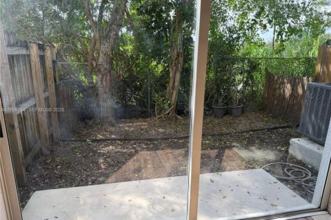 Townhouse in Homestead, Florida 2 bedrooms, 108.32 sq.m. № 2030999 - photo 10