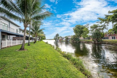 Copropriété à vendre à Hialeah, Floride: 2 chambres, 94.76 m2 № 1950368 - photo 1