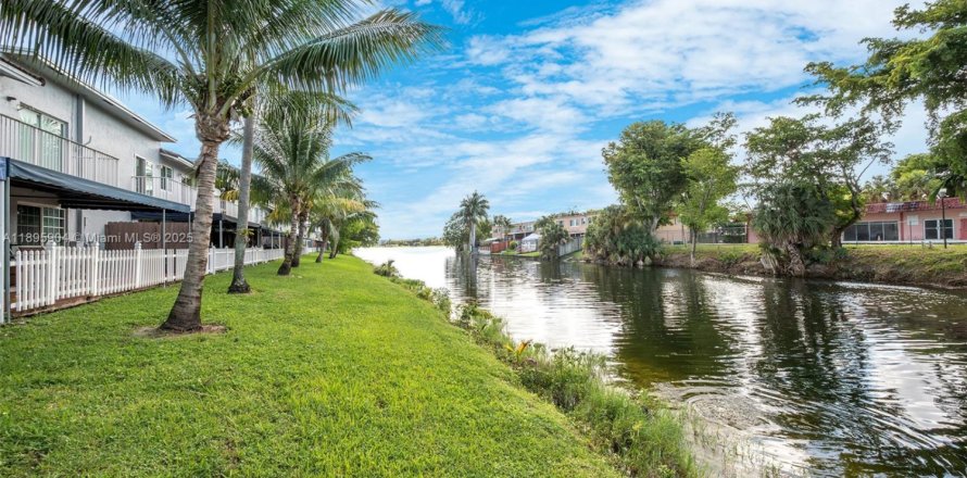 Condo à Hialeah, Floride, 2 chambres № 1950368