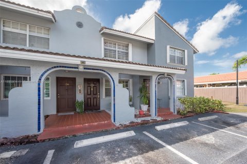 Copropriété à vendre à Hialeah, Floride: 2 chambres, 94.76 m2 № 1950368 - photo 2