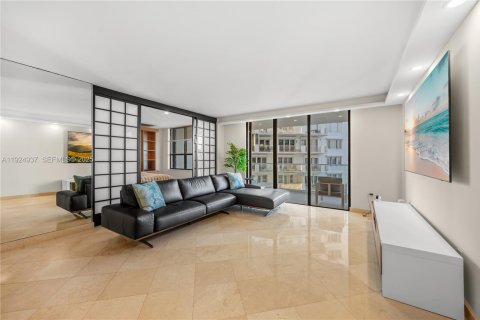 Condo in Bal Harbour, Florida, 2 bedrooms № 1983115 - photo 13