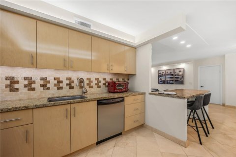 Condo in Bal Harbour, Florida, 2 bedrooms № 1983115 - photo 11