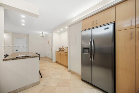 Condo in Bal Harbour, Florida, 2 bedrooms № 1983115 - photo 12