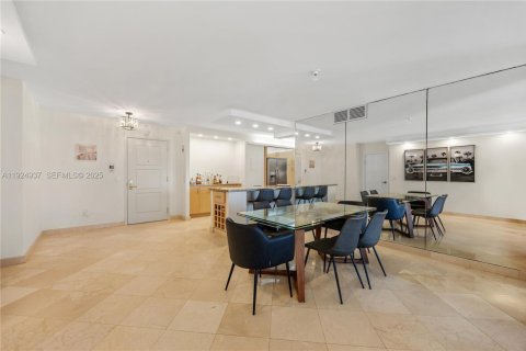 Condo in Bal Harbour, Florida, 2 bedrooms № 1983115 - photo 15