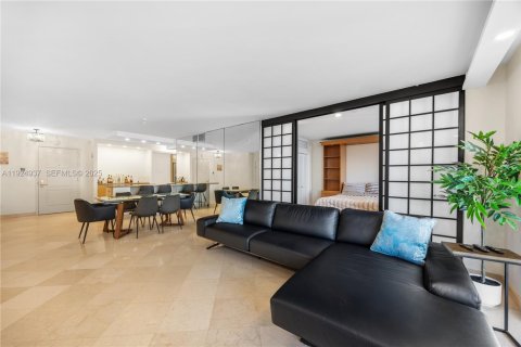 Condo in Bal Harbour, Florida, 2 bedrooms № 1983115 - photo 17