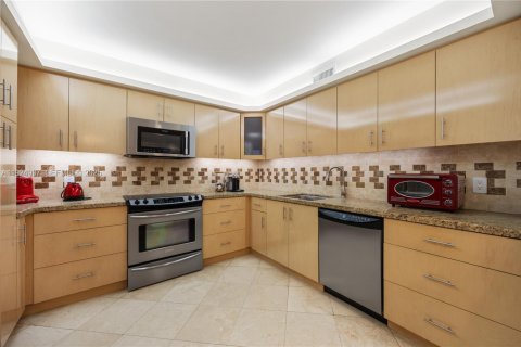 Condo in Bal Harbour, Florida, 2 bedrooms № 1983115 - photo 9