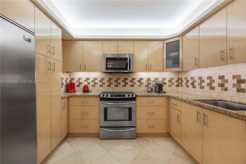 Condo in Bal Harbour, Florida, 2 bedrooms № 1983115 - photo 10