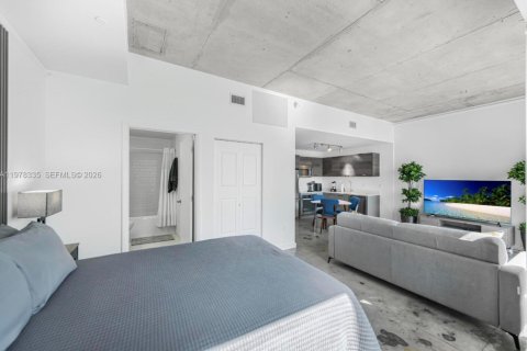 Condo in Miami, Florida, 1 bedroom  № 2042155 - photo 7