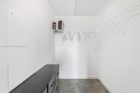 Condo in Miami, Florida, 1 bedroom  № 2042155 - photo 8