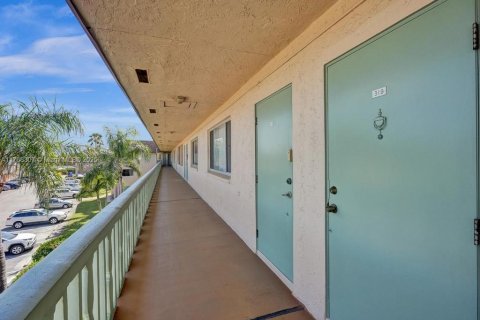 Condominio en venta en Palm Springs, Florida, 1 dormitorio, 70.98 m2 № 1981479 - foto 28