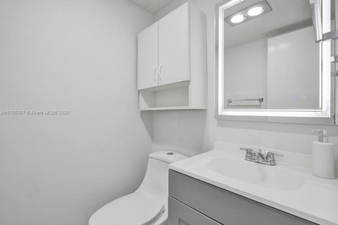 Condominio en venta en Palm Springs, Florida, 1 dormitorio, 70.98 m2 № 1981479 - foto 13