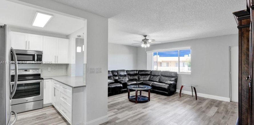 Condominio en Palm Springs, Florida, 1 dormitorio  № 1981479