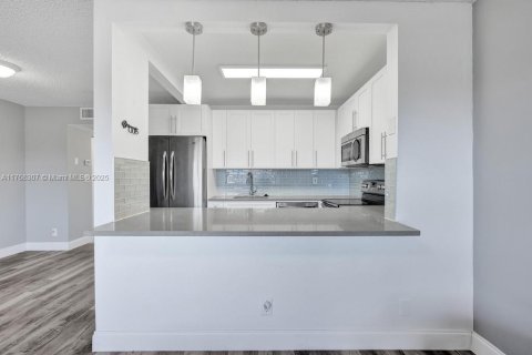 Condominio en venta en Palm Springs, Florida, 1 dormitorio, 70.98 m2 № 1981479 - foto 4