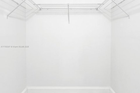 Condominio en venta en Palm Springs, Florida, 1 dormitorio, 70.98 m2 № 1981479 - foto 16