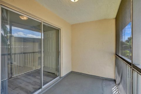 Condominio en venta en Palm Springs, Florida, 1 dormitorio, 70.98 m2 № 1981479 - foto 25