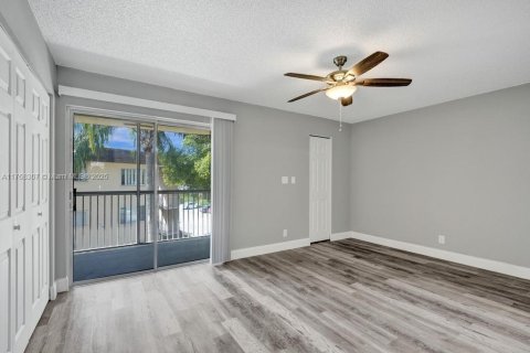 Condominio en venta en Palm Springs, Florida, 1 dormitorio, 70.98 m2 № 1981479 - foto 21