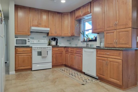 House in Saint Petersburg, Florida 2 bedrooms, 113.71 sq.m. № 1882876 - photo 5
