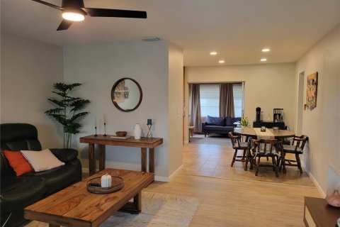 House in Saint Petersburg, Florida 2 bedrooms, 113.71 sq.m. № 1882876 - photo 4