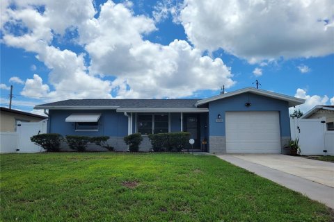 House in Saint Petersburg, Florida 2 bedrooms, 113.71 sq.m. № 1882876 - photo 1