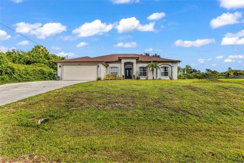House in North Port, Florida 3 bedrooms, 199.18 sq.m. № 2284424 - photo 2