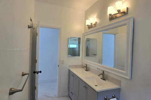 House in Weston, Florida 5 bedrooms, 239.13 sq.m. № 1971694 - photo 23