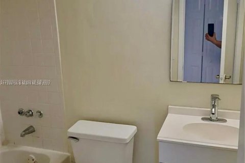 Condo in Pembroke Pines, Florida, 2 bedrooms  № 2076795 - photo 17