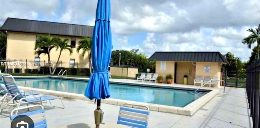 Condo in Pembroke Pines, Florida, 2 bedrooms  № 2076795