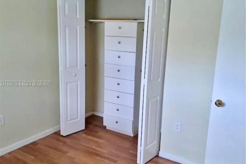 Condo in Pembroke Pines, Florida, 2 bedrooms  № 2076795 - photo 15