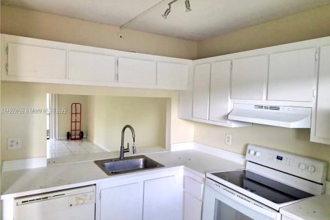 Condo in Pembroke Pines, Florida, 2 bedrooms  № 2076795 - photo 21