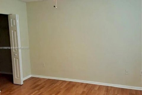 Condo in Pembroke Pines, Florida, 2 bedrooms  № 2076795 - photo 12