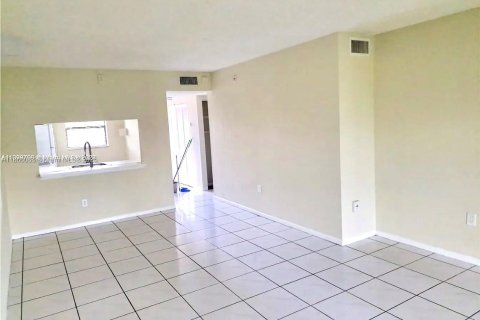Condo in Pembroke Pines, Florida, 2 bedrooms  № 2076795 - photo 23