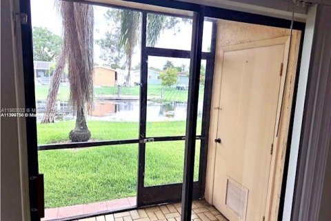 Condo in Pembroke Pines, Florida, 2 bedrooms  № 2076795 - photo 24