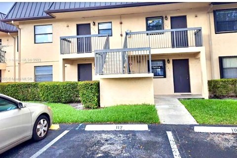 Condo in Pembroke Pines, Florida, 2 bedrooms  № 2076795 - photo 2