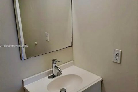 Condo in Pembroke Pines, Florida, 2 bedrooms  № 2076795 - photo 16