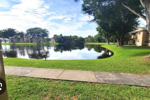 Condo in Pembroke Pines, Florida, 2 bedrooms  № 2076795 - photo 6