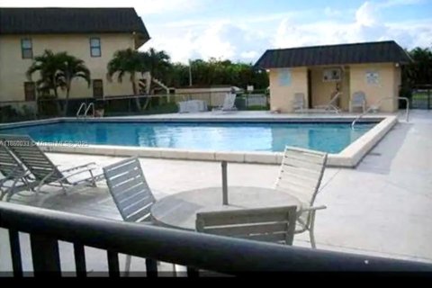 Condo in Pembroke Pines, Florida, 2 bedrooms  № 2076795 - photo 3
