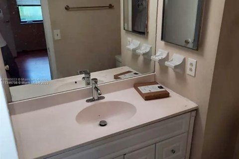 Condo in Pembroke Pines, Florida, 2 bedrooms  № 2076795 - photo 19