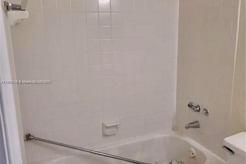 Condo in Pembroke Pines, Florida, 2 bedrooms  № 2076795 - photo 18