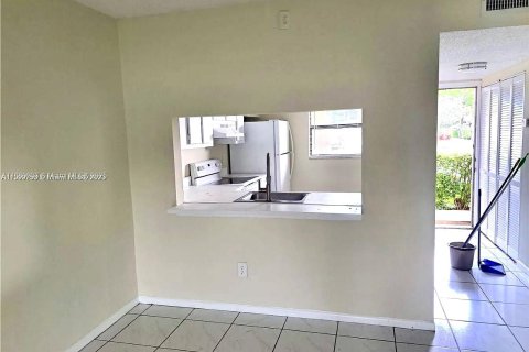 Condo in Pembroke Pines, Florida, 2 bedrooms  № 2076795 - photo 22